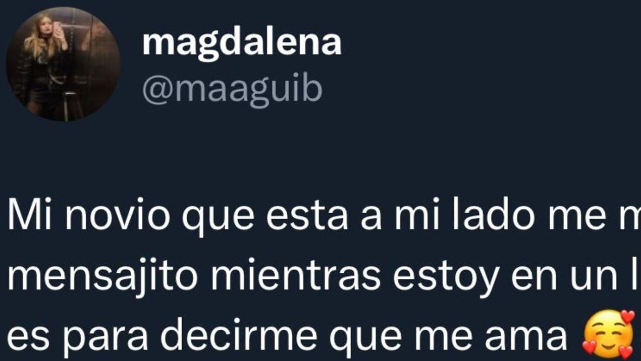 Estaba junto a su novio trabajando, él le mando un mensaje, pensó que era de amor, pero la realidad la dejó tiesa.