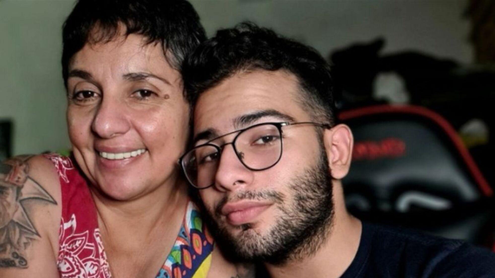 César Sena, junto a su mamá, Marcela Acuña.