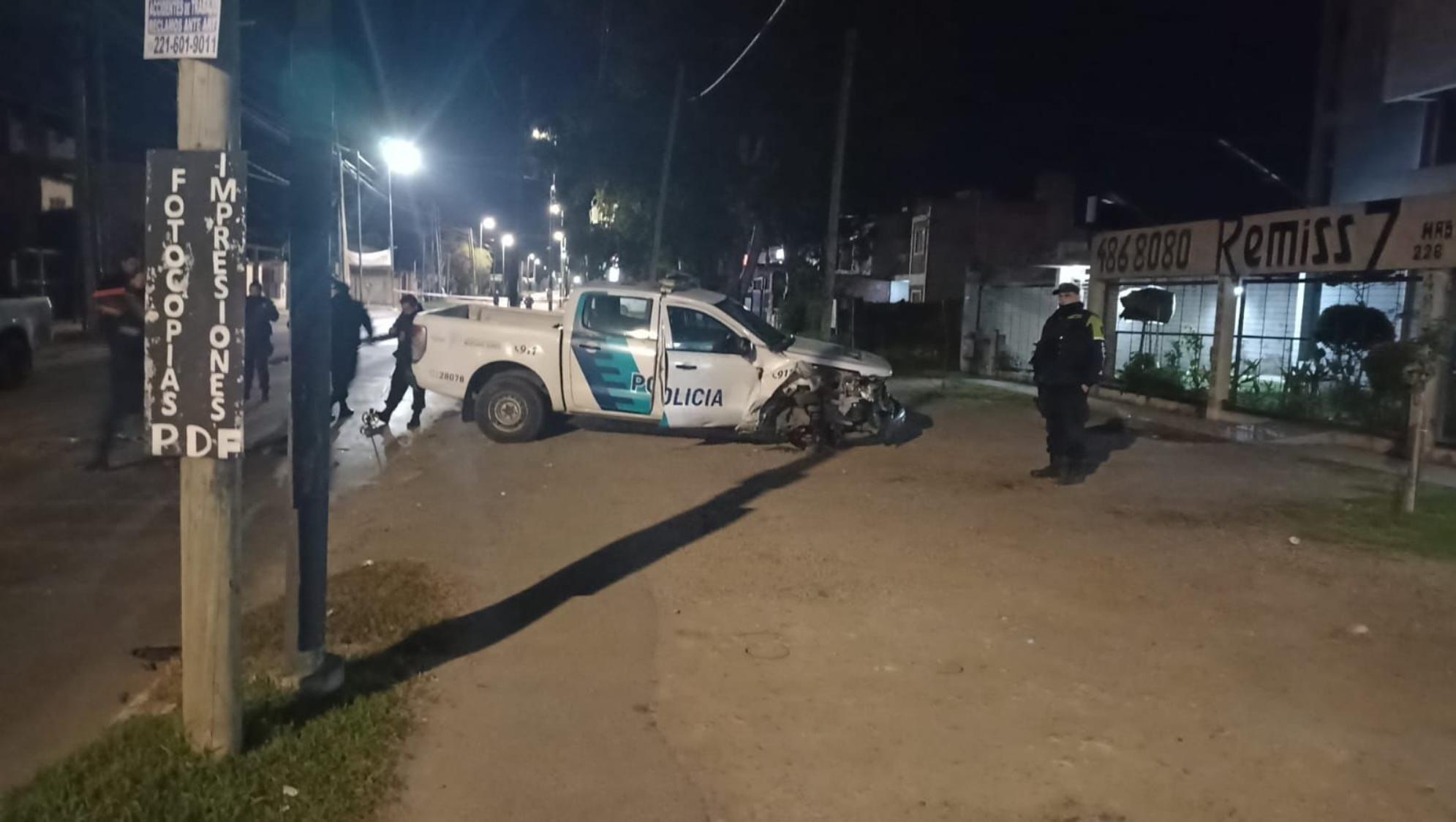 Uno de los patrulleros resultó dañado en la colisión.