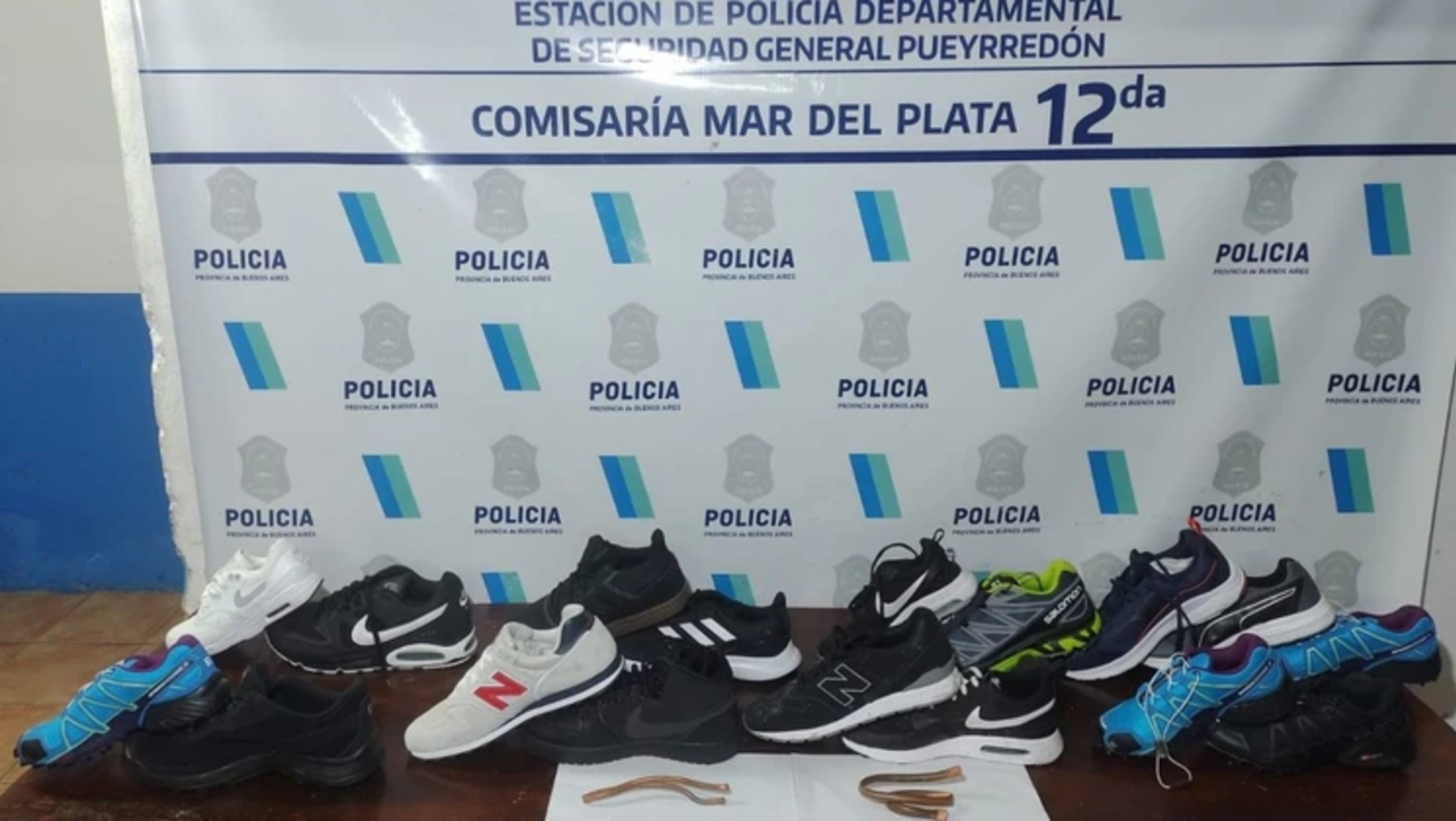 Las zapatillas secuestradas en poder del ladrón. Foto gentileza 0223