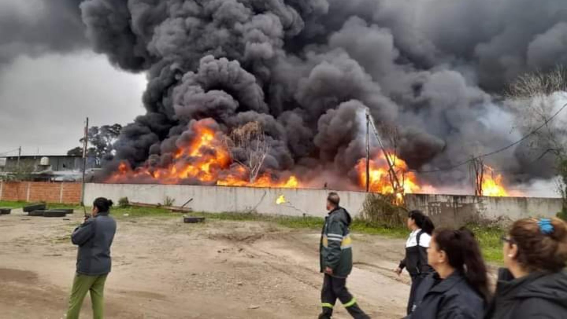 Intenso trabajo de bomberos para apagar el fuego de un incendio en Villa Fiorito (UTEP).