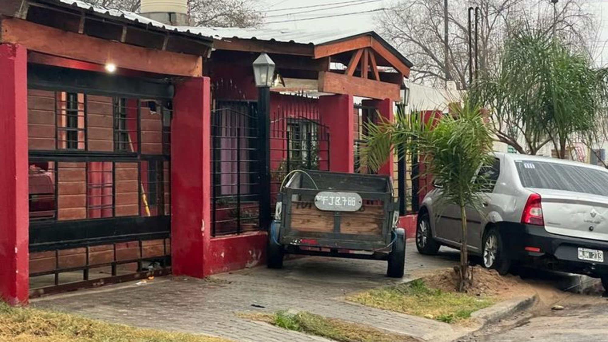 La casa en la que vivían los dos dogos que atacaron a la adolescente.