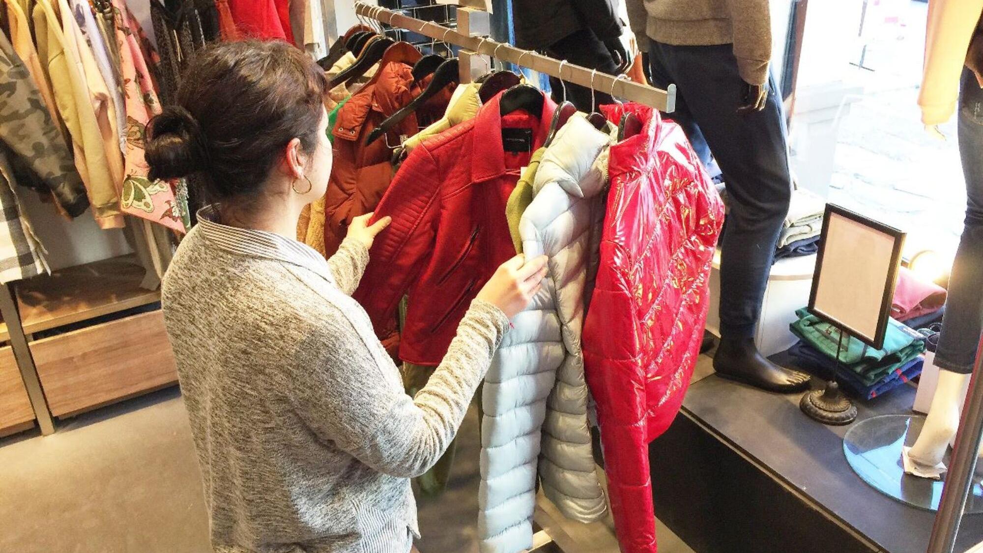 Los consumidores revisan con mucha atención el precio y la calidad de la ropa (Carlos Ventura / Crónica / Archivo)