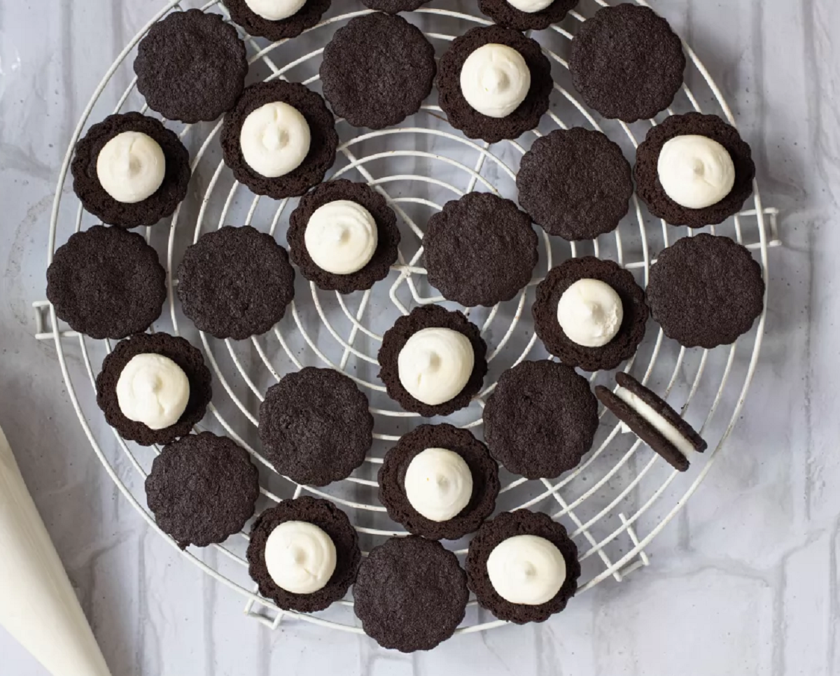 Aprendé a preparar galletitas de chocolate rellenas.