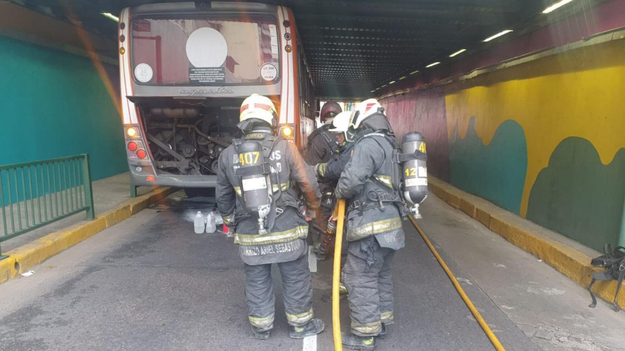 Los bomberos trabajando en el lugar una vez que los chicos estaban a resguardo