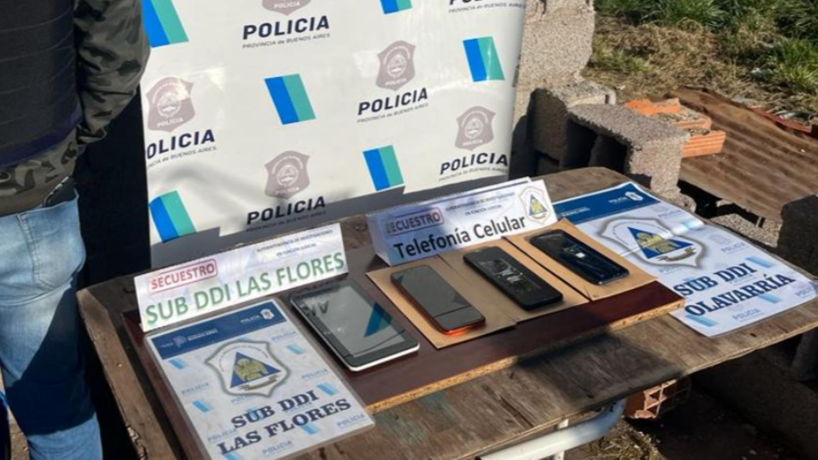  Algunos de los objetos que fueron secuestrados por los uniformados.