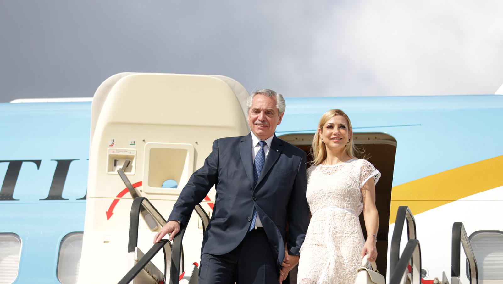 Alberto Fernández aterrizó este lunes en Bruselas, Bélgica, junto a Fabiola Yáñez para participar de la Cumbre UE-CELAC (Gentileza Presidencia).