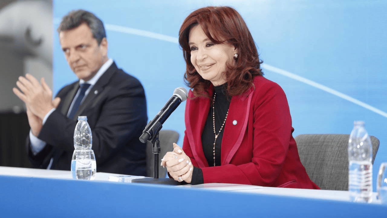 Sergio Massa y Cristina presentaron el nuevo simulador de vuelo para los aviones de Aerolíneas Argentinas.