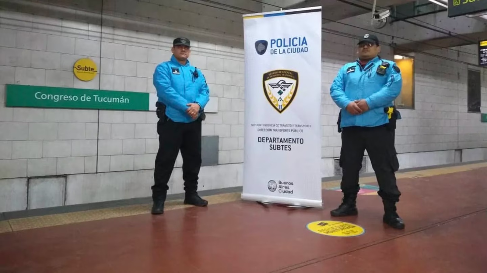 Dos efectivos de la Policía de la Ciudad, uno de ellos con una Taser, este lunes en la estación Congreso de Tucumán (Gentileza Policía de la Ciudad).