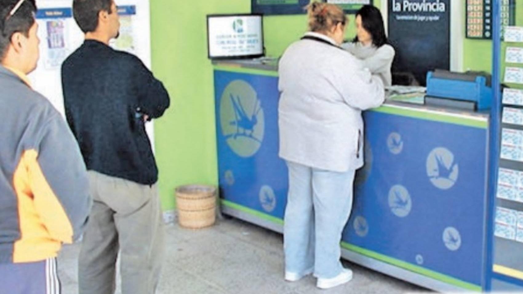 Jugó a la lotería, pensó que había ganado una fortuna, pero se llevó una fuerte decepción al chequear su apuesta