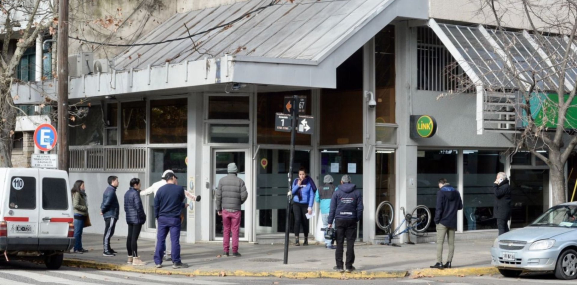 Todo quedó registrado a través de cuatro cámaras de seguridad del banco.