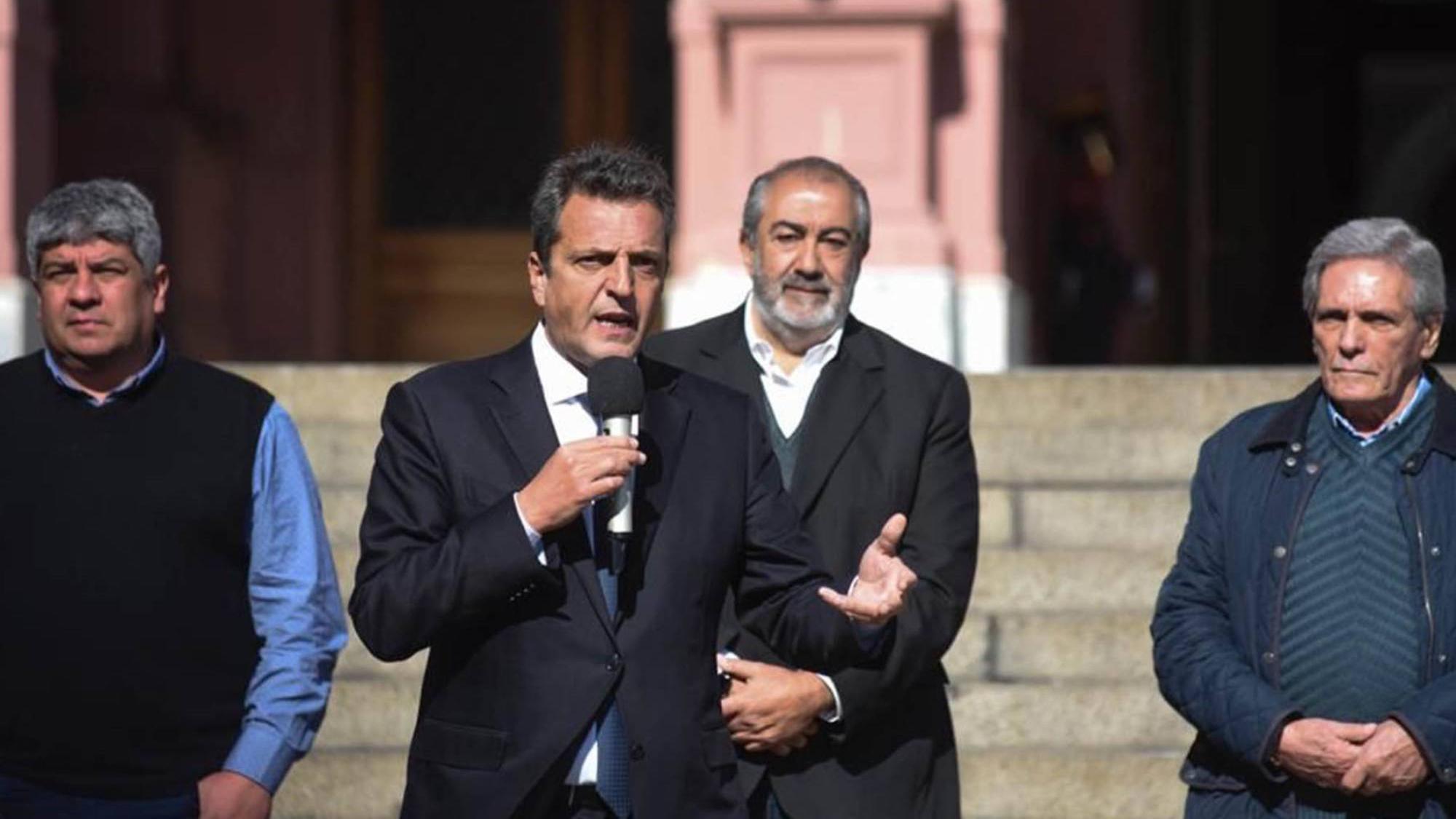 Sergio Massa y Agustín Rossi llegaron a la CGT para encuentro con la cúpula de la central obrera.