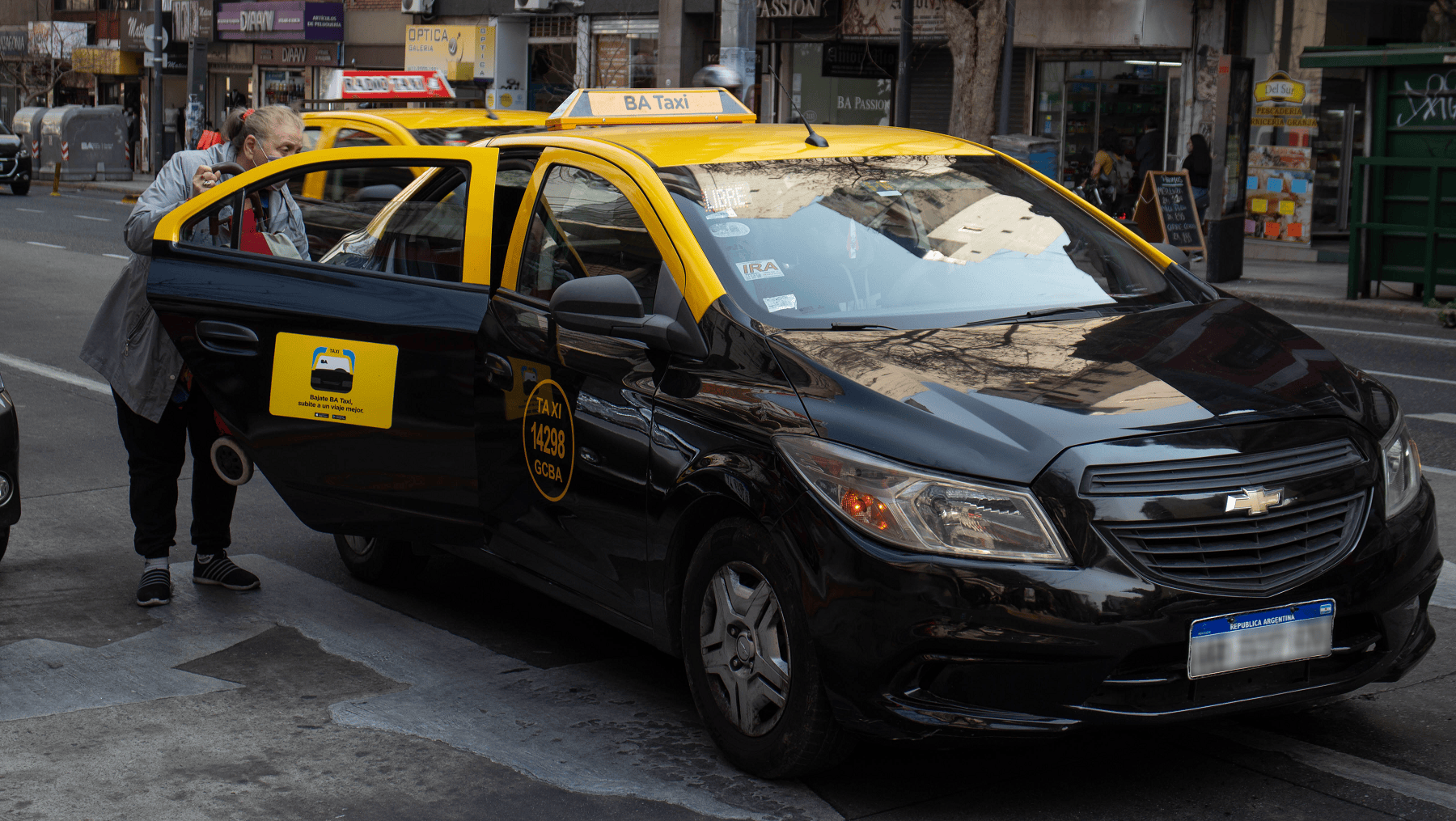 Se subió a un taxi 