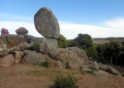 Se puede visitar el famoso Parque La Movediza.