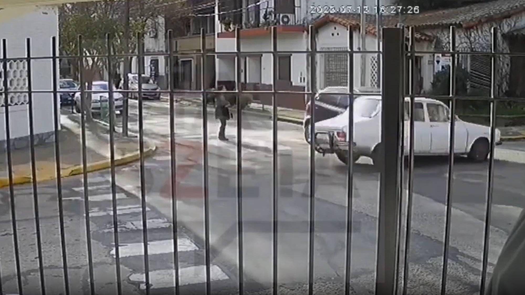 El ataque quedó registrado por una cámara de seguridad.