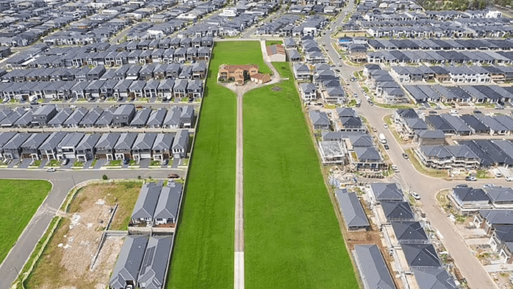 Construyeron un barrio residencial alrededor de una casa, pero se niegan a vender su hogar para que el proyecto esté completo, pese a la abultada oferta en dólares que les hicieron.