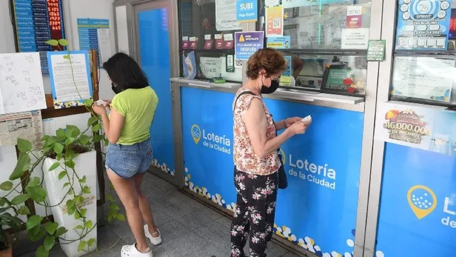 Increíble: dos hombres jugaron a la lotería, hicieron una apuesta idéntica el mismo día, y se volvieron millonarios