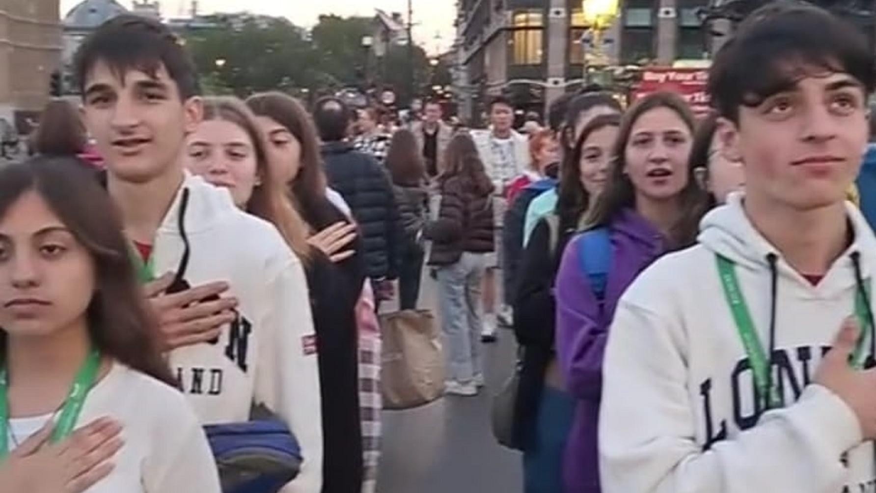 Los estudiantes argentinos emocionaron a todos en TikTok tras cantar a metros del Big Ben, en Londres, el Himno de Malvinas.