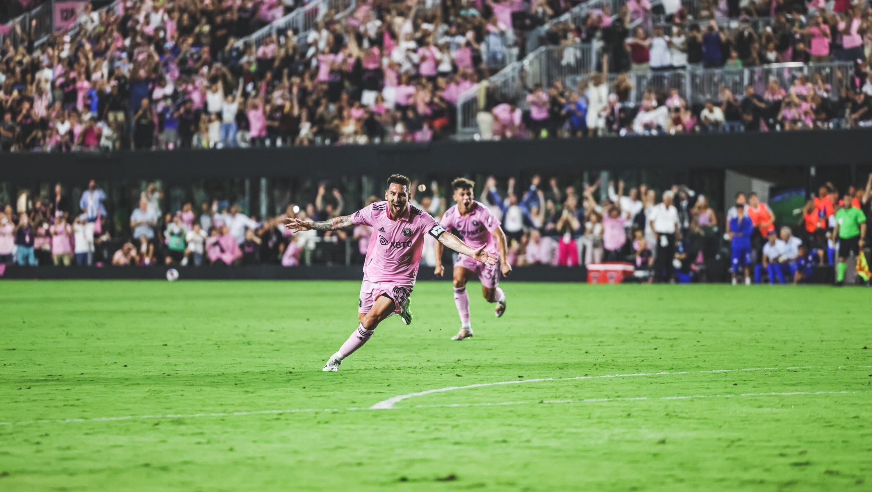 Lionel Messi festejando su golazo para la victoria del Inter Miami ante Cruz Azul por la Leagues Cup. (Tw: Inter Miami)