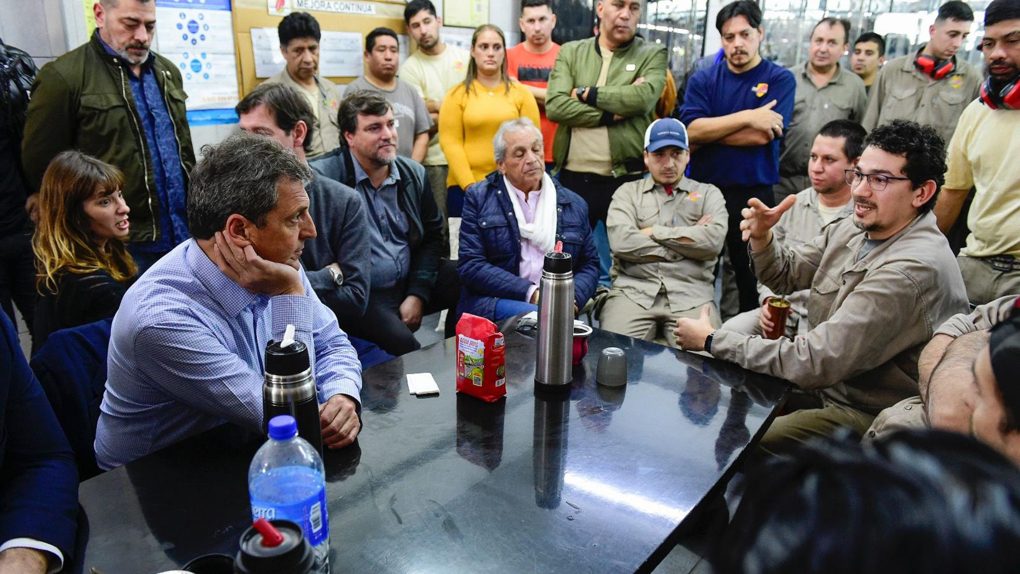 El ministro Sergio Massa en un encuentro con trabajadores.