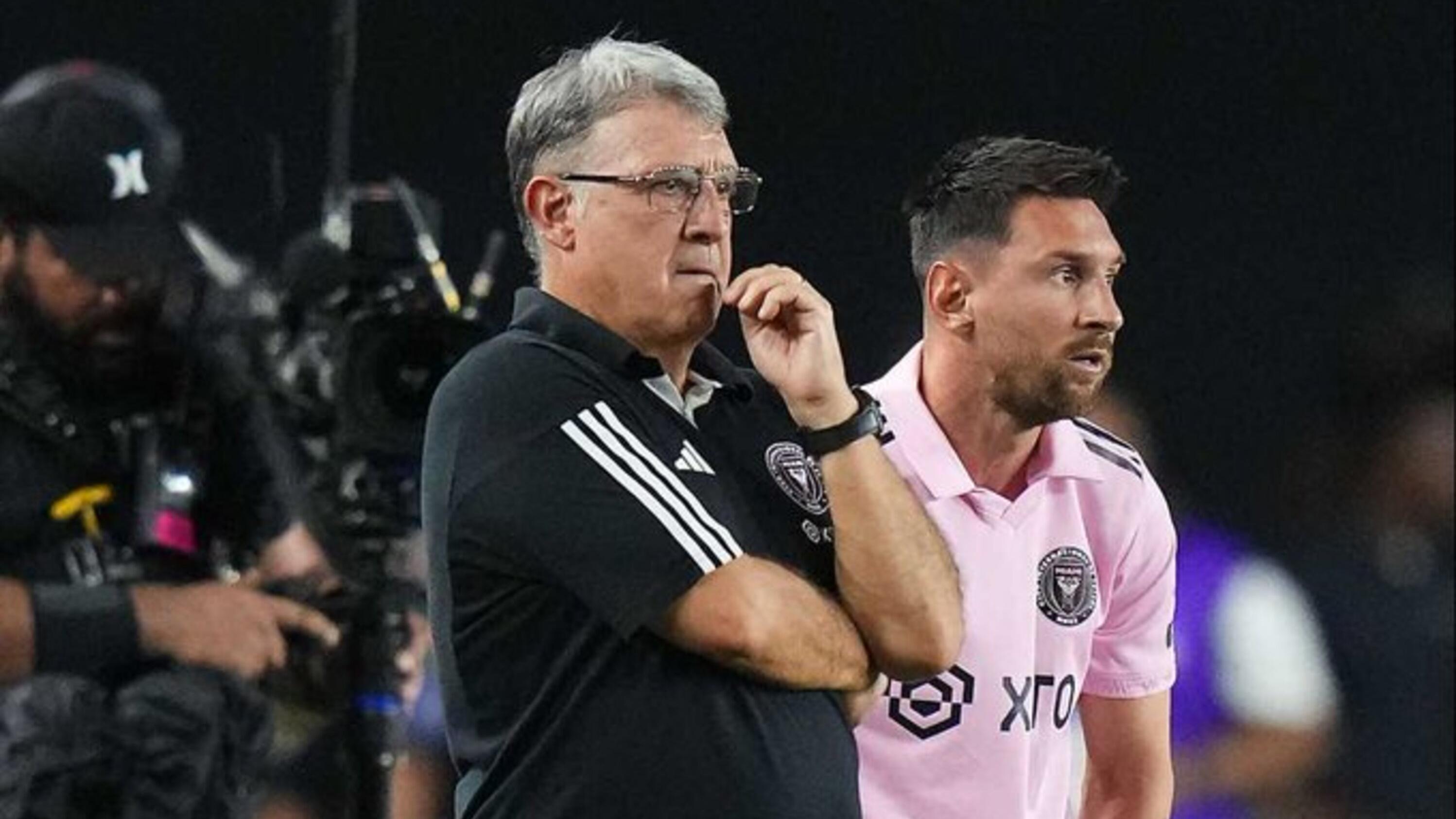 Gerardo Martino charlando con Lionel Messi previo a su ingreso al campo de juego para luego darle la victoria al Inter Miami.