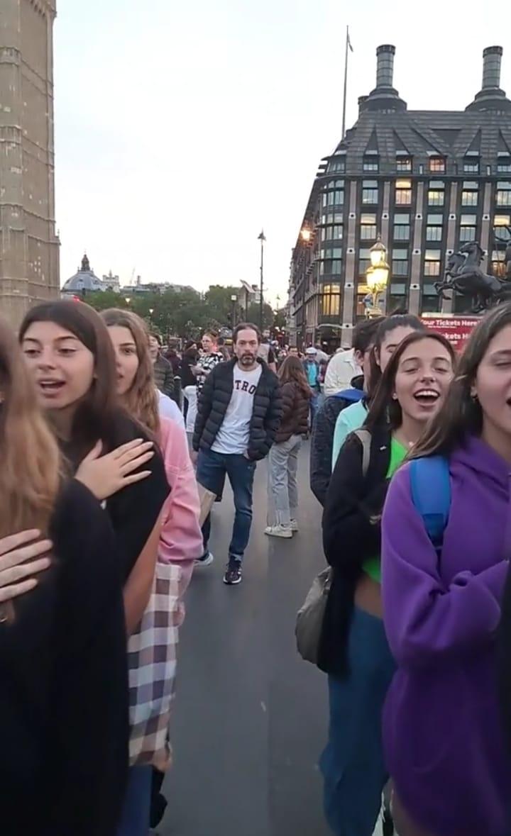 Los jóvenes entonaron el himno a los caídos a Malvinas frente a decenas de personas en Inglaterra (  <a href='https://www.cronica.com.ar/tags/TikTok'>TikTok</a>/@luleloza).