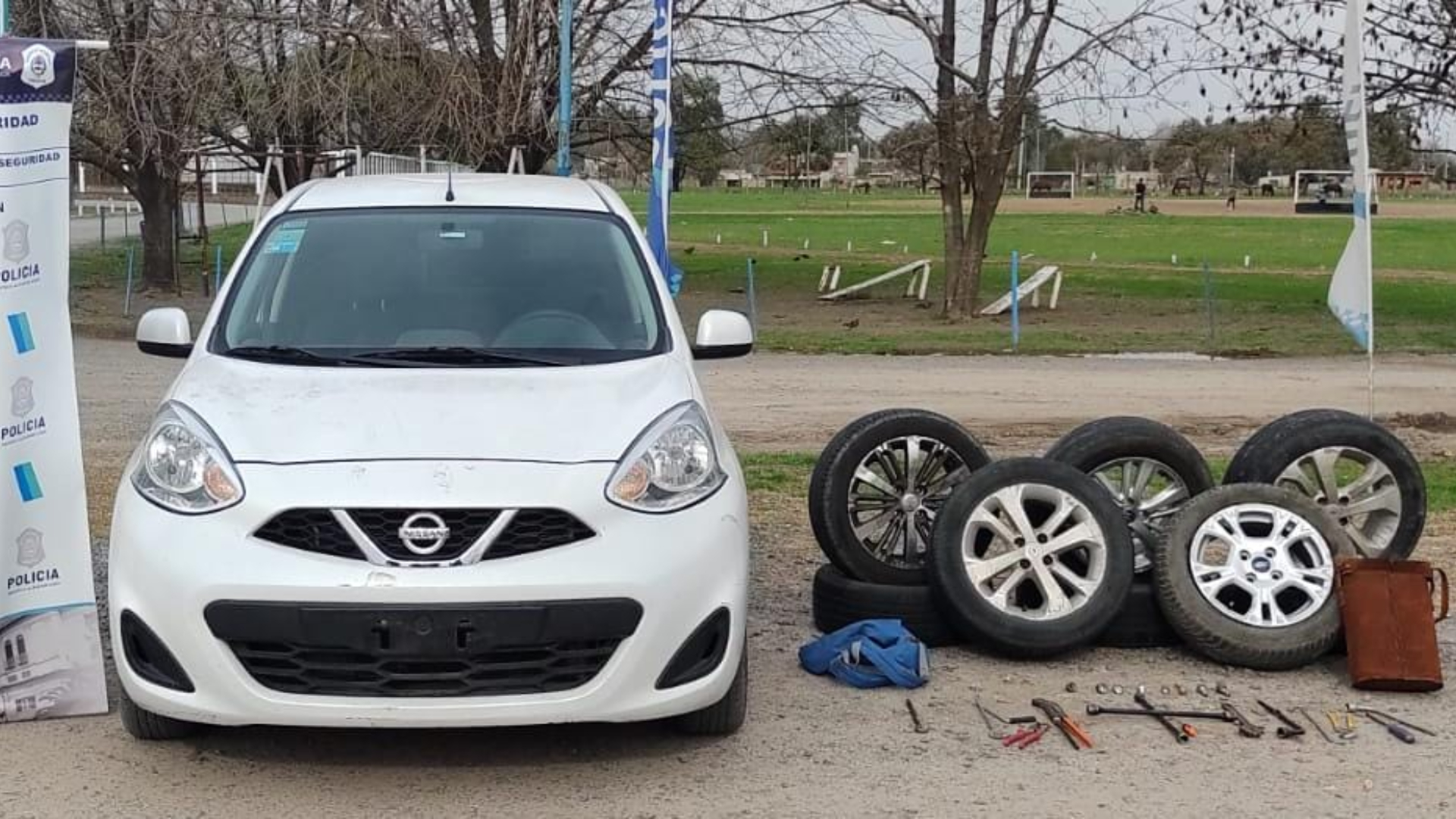 El auto, los neumáticos y las herramientas secuestradas en poder del ladrón.