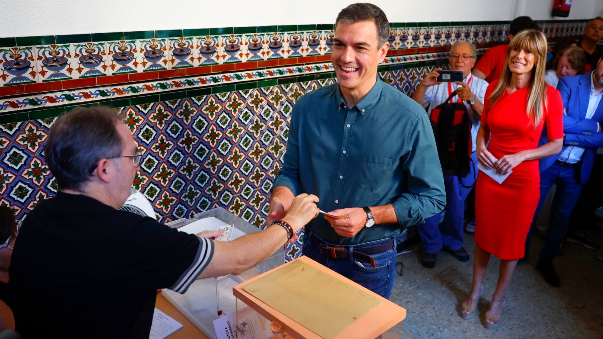 Pedro Sánchez emitió su sufragio.