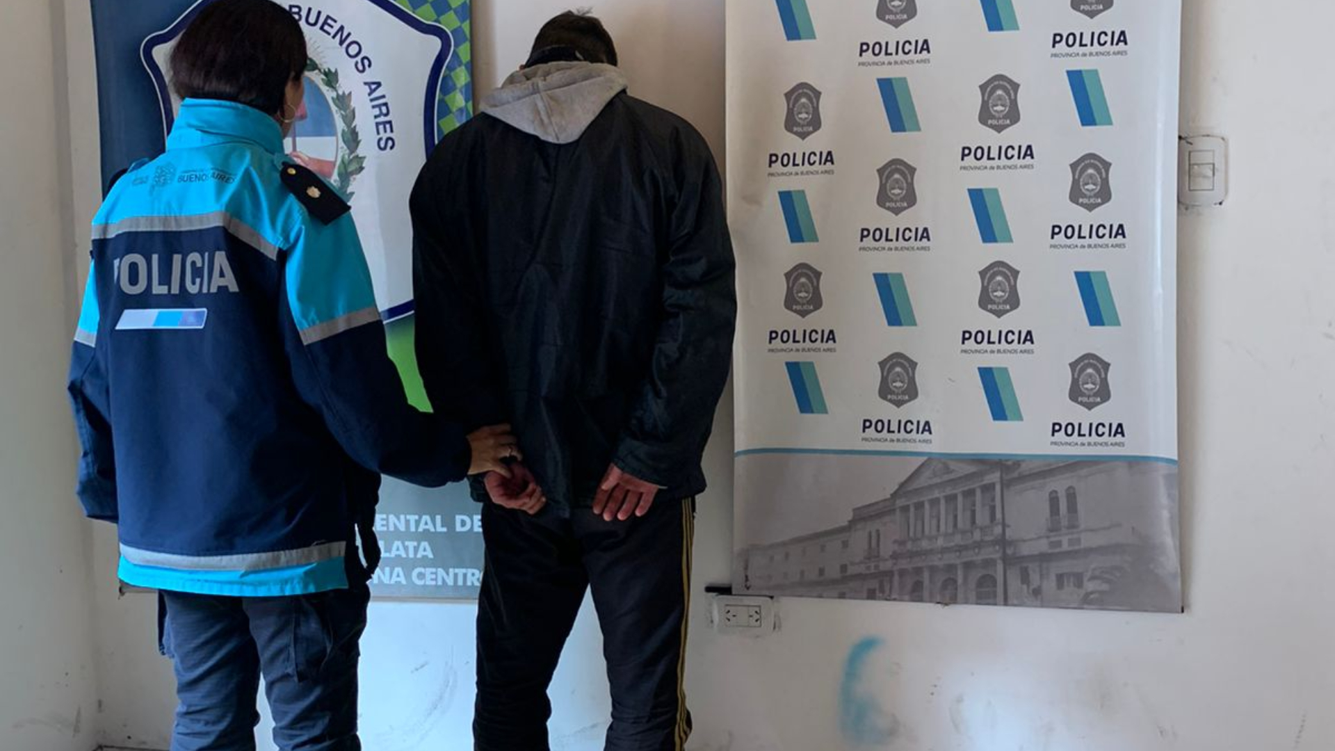 El fugitivo fue llevado esposado hasta la Comisaría, donde quedó detenido.