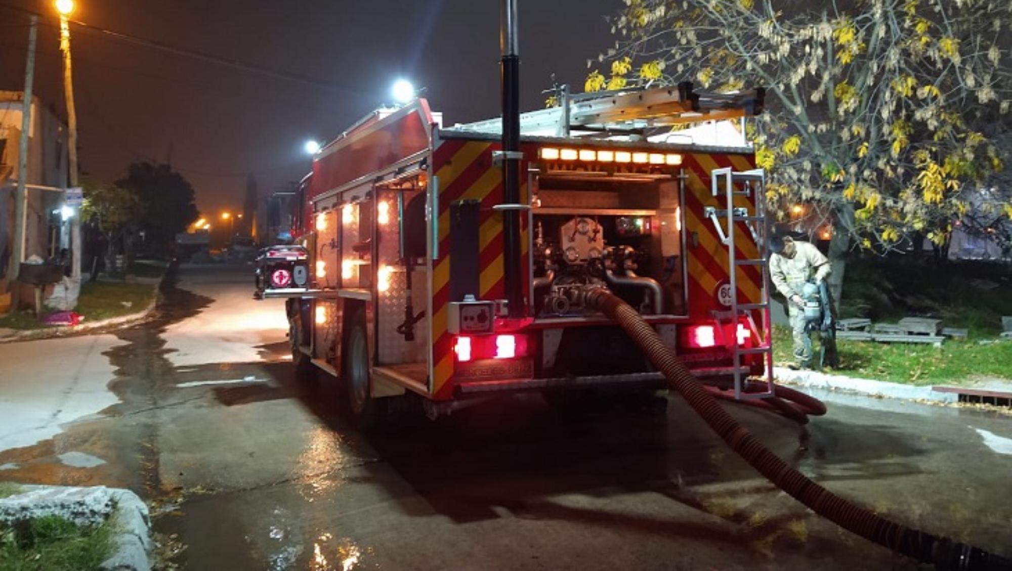 Los bomberos trabajaron para extinguir las llamas.