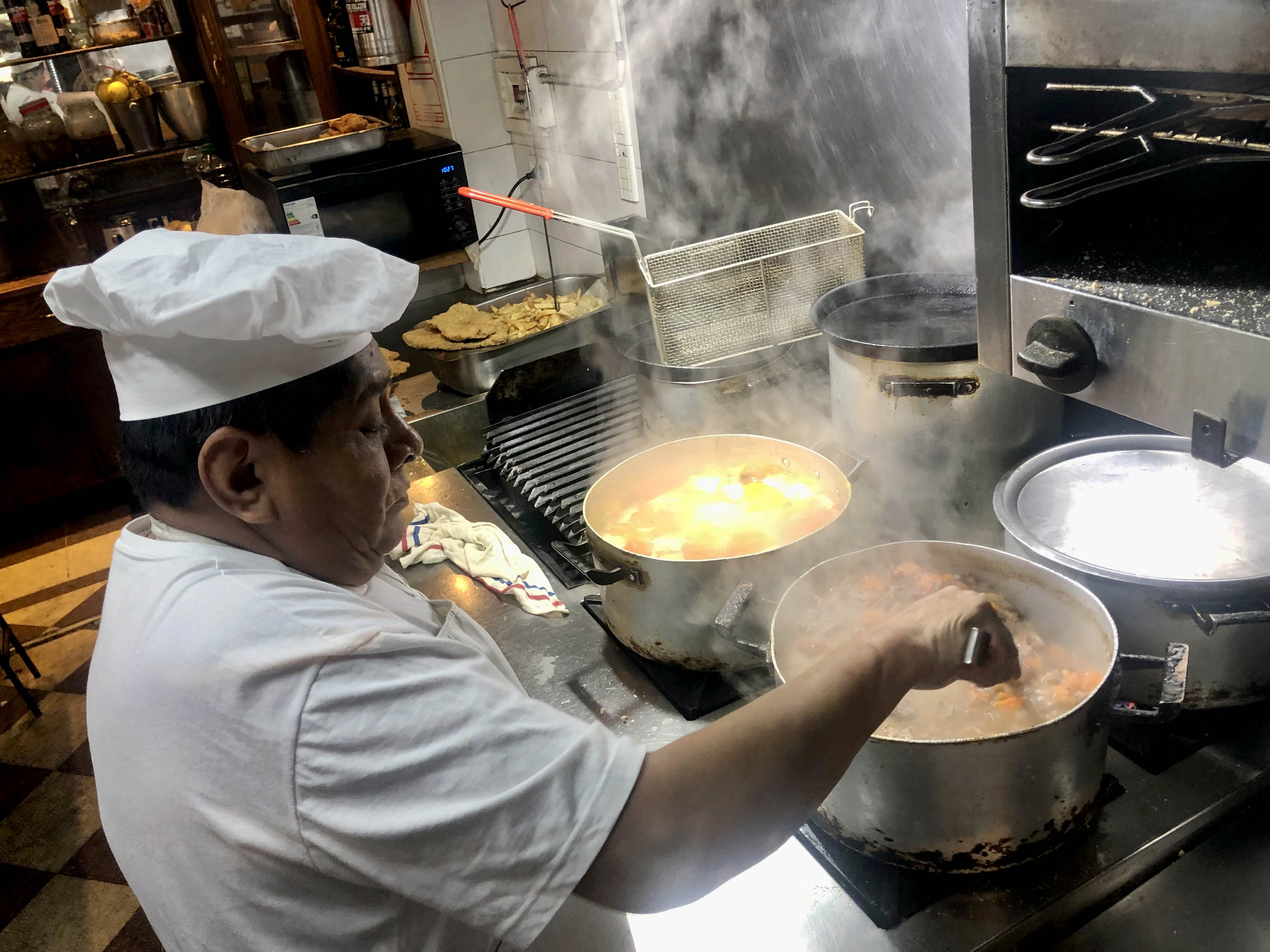 Los aumentos en alimentos registrados en los últimos meses elevaron el presupuesto de este plato nacional y popular hasta casi excluirlo de los hogares con menores ingresos (Foto Nahuel Ventura)