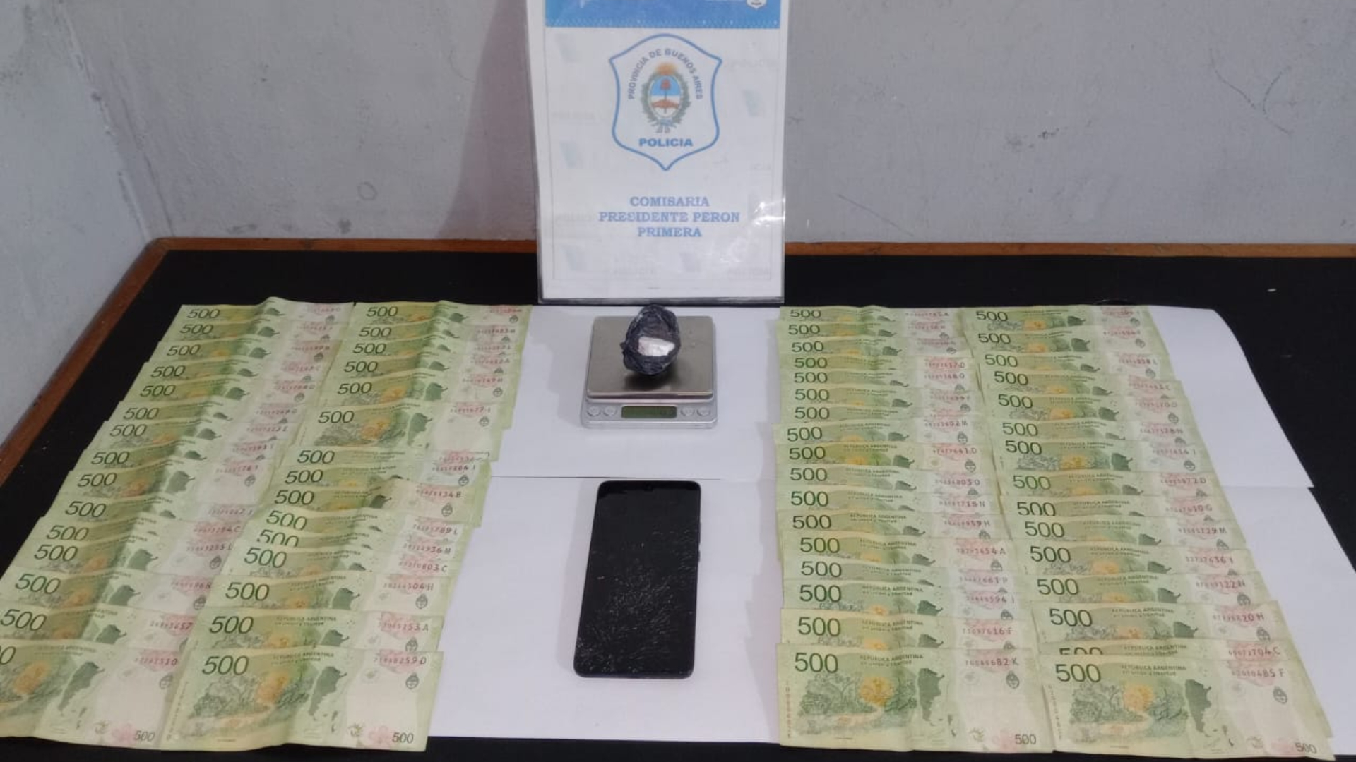 Dinero en efectivo, cocaína y un teléfono celular incautado al sospechoso.