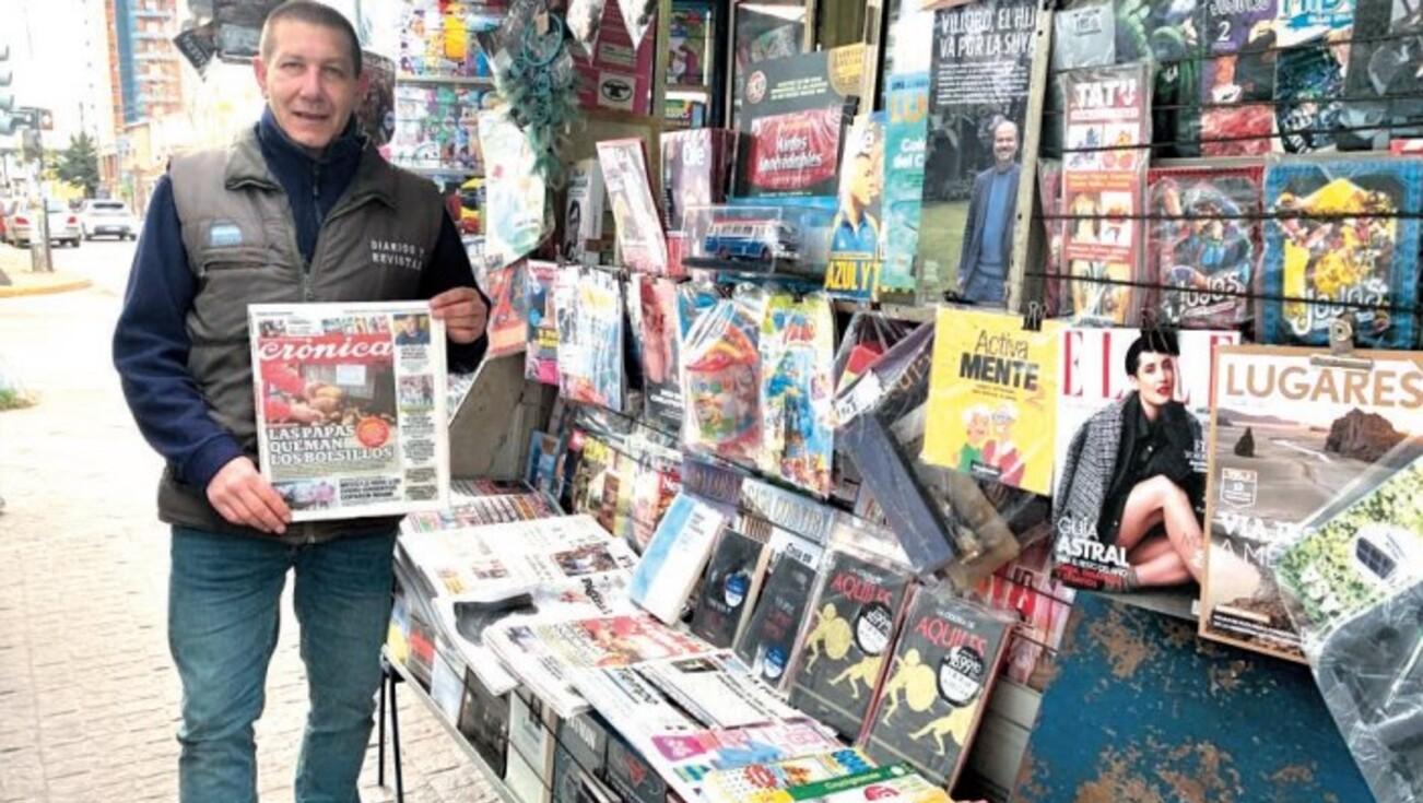 Alejandro tiene un kiosco de diarios, a pocas cuadras de la peatonal de Quilmes. La cantidad de vendedores de diarios en AMBA es de 3.000.