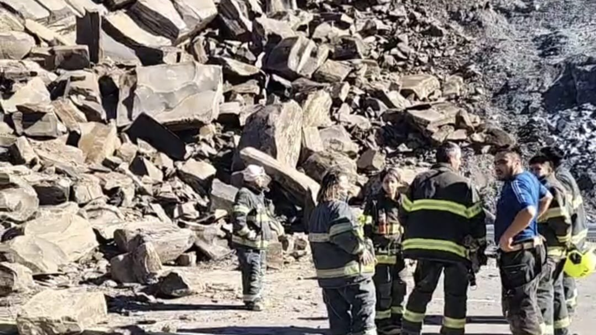 Rescatista pidieron evacuar la zona de derrumbe (Foto: Twitter)