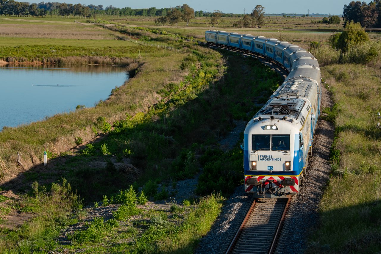 Los usuarios pueden adquirir los pasajes para viajar con la Línea Roca en las estaciones Retiro, Constitución, Once y las paradas intermedias o mediante la web de Trenes Argentinos. 