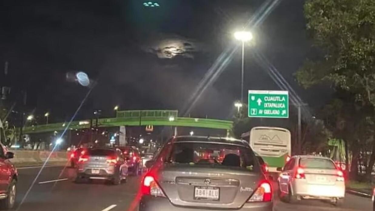 La fila de luces fue vista en el cielo de México (Facebook).