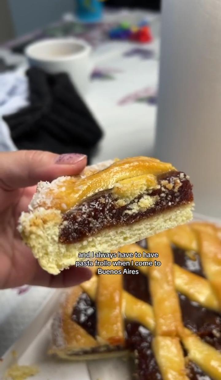 La joven contó que ama comer pastafrola cada vez que llega a Buenos Aires (TikTok/@angeli.yuson).