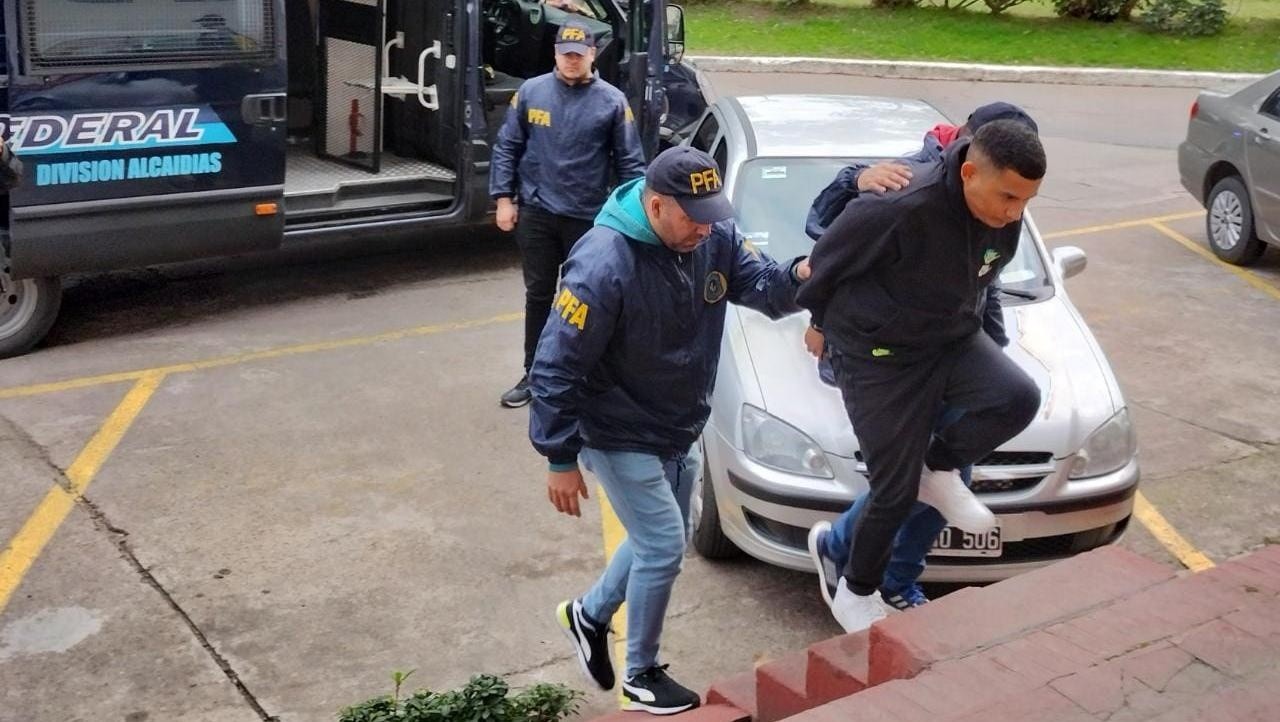 Expulsan hacia Colombia a condenado por drogas y tenencia de arma.