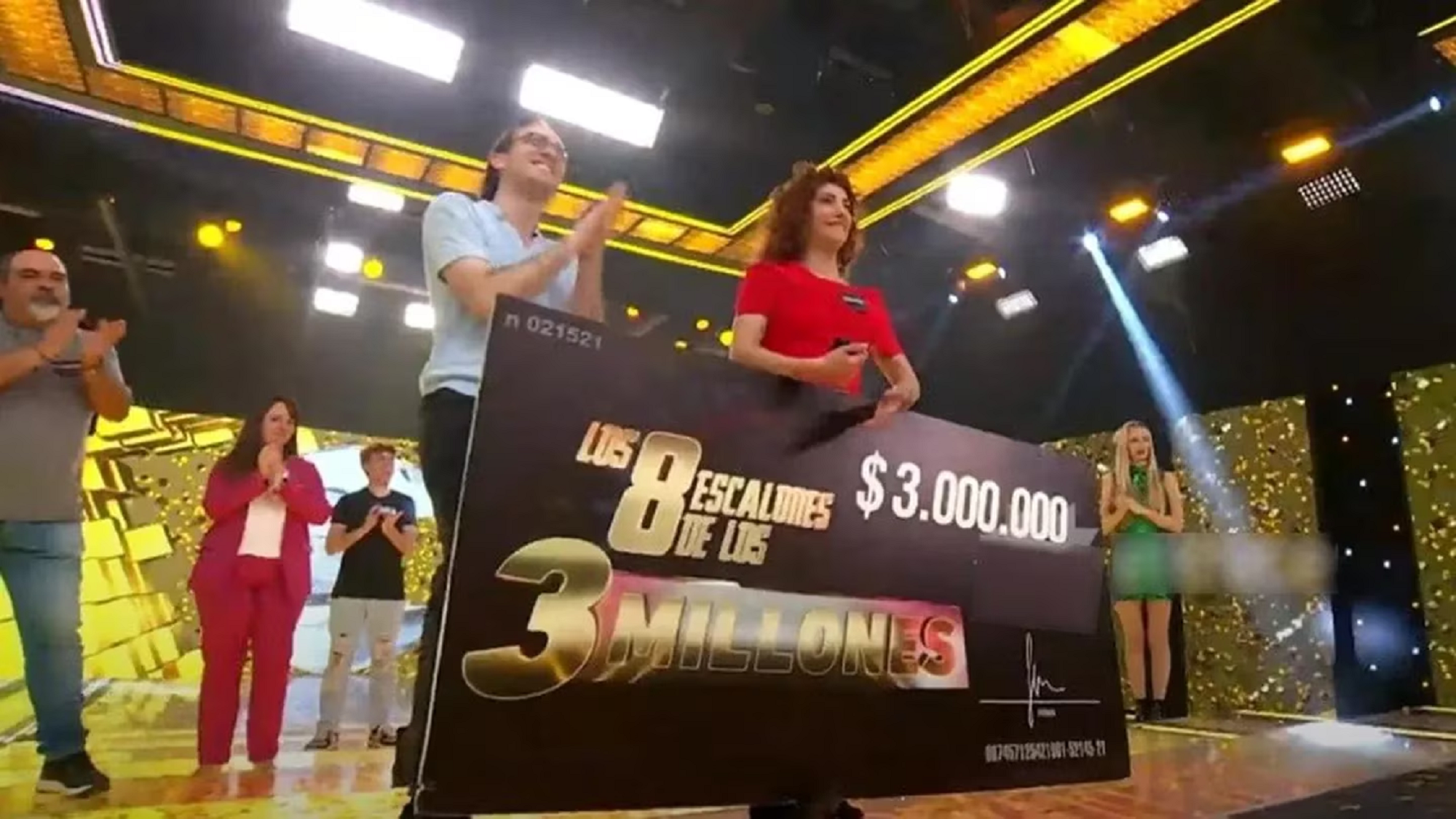 La joven que ganó los tres millones de pesos en Los 8 Escalones y se llevó todas las miradas por el apasionado que tuvo con su novio.