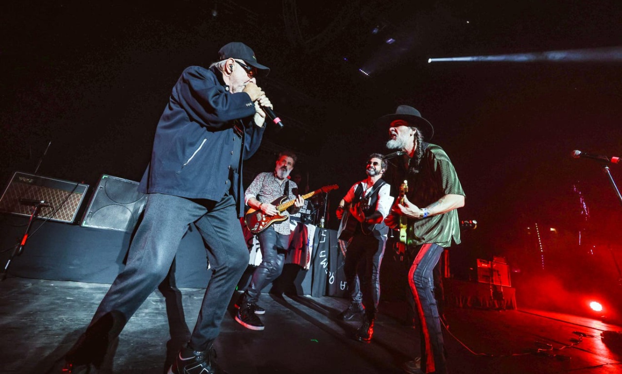 Los Caballeros de la Quema en vivo junto a León Gieco