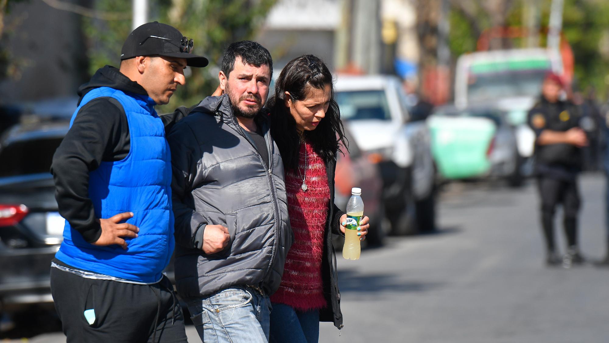 El papá de Morena al llegar a la comisaría. Foto Télam.