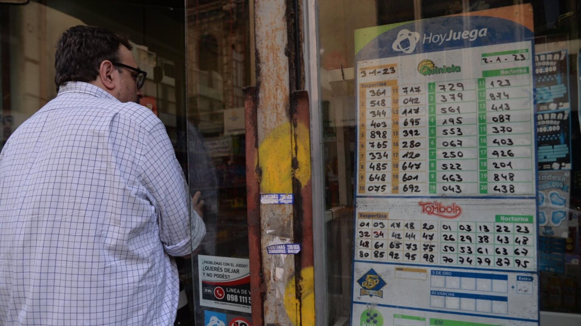 Dos hombres cometieron fraude y cobraron un montón de premios de lotería.