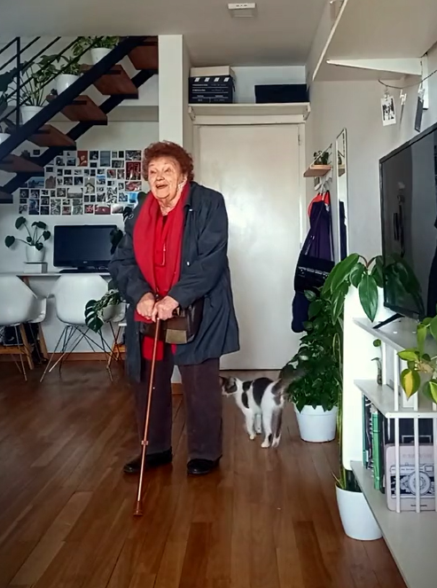 La abuela admirando las plantas del deparamento.