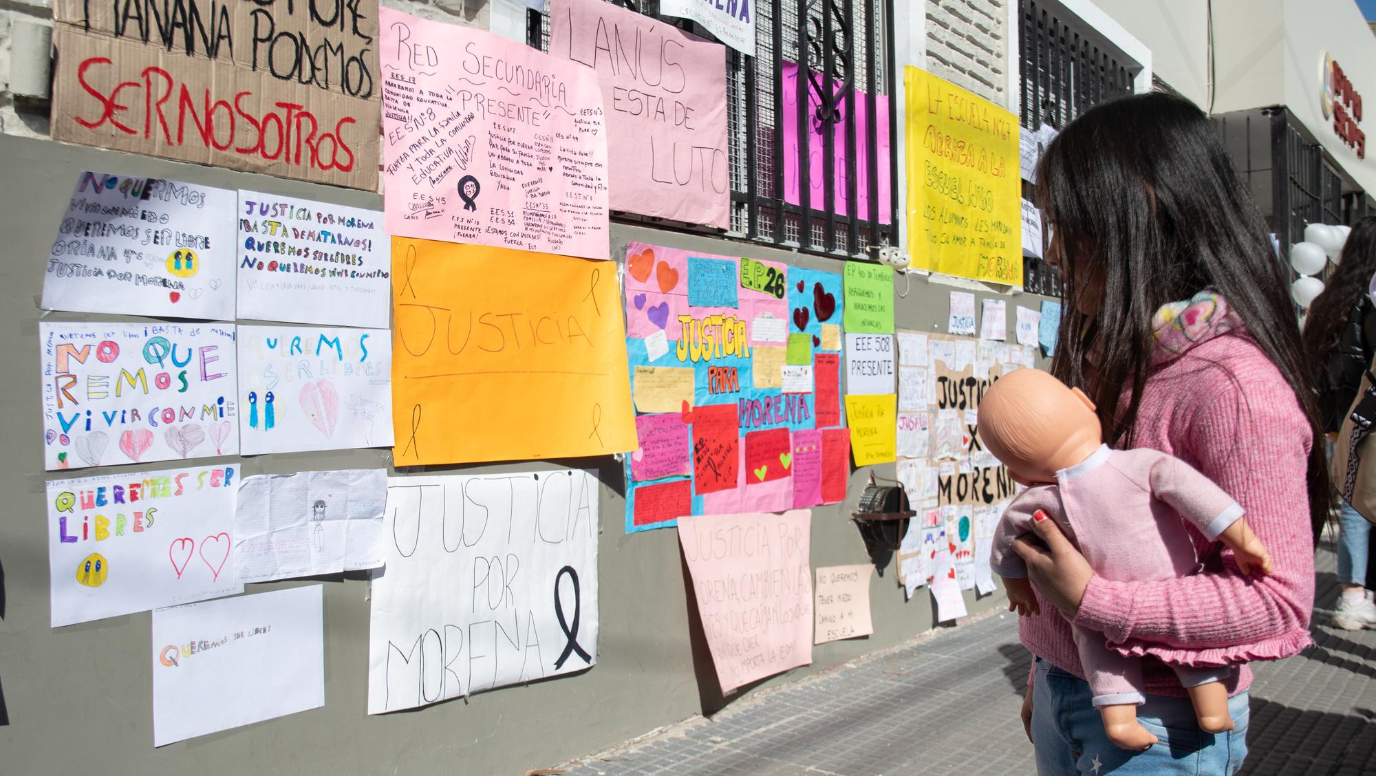 Se hizo una abrazo simbólico a la escuela que iba Morena. Foto Télam.