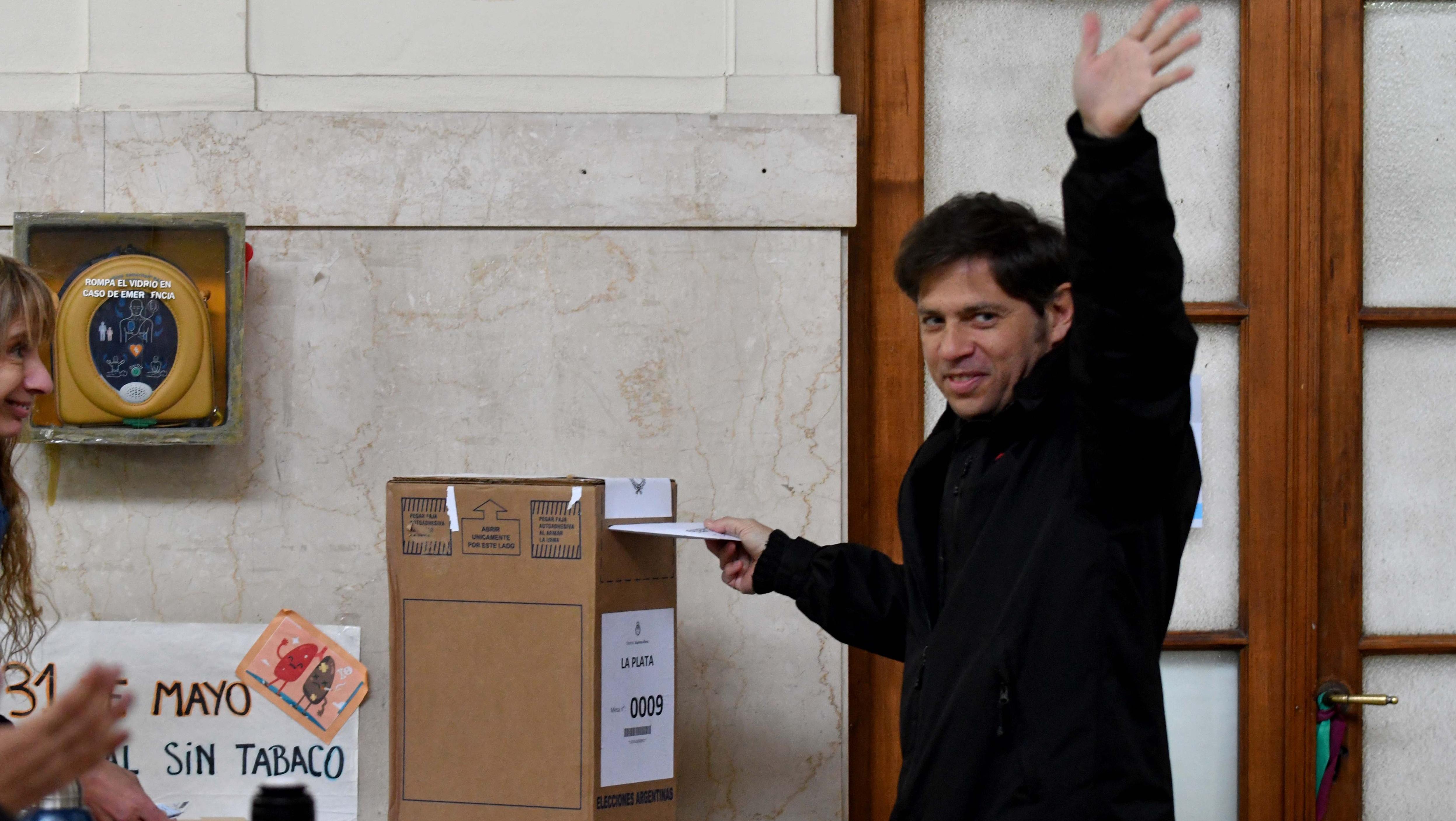 Axel Kicillof votó a las 9.30 en una escuela de la ciudad de La Plata (Télam).