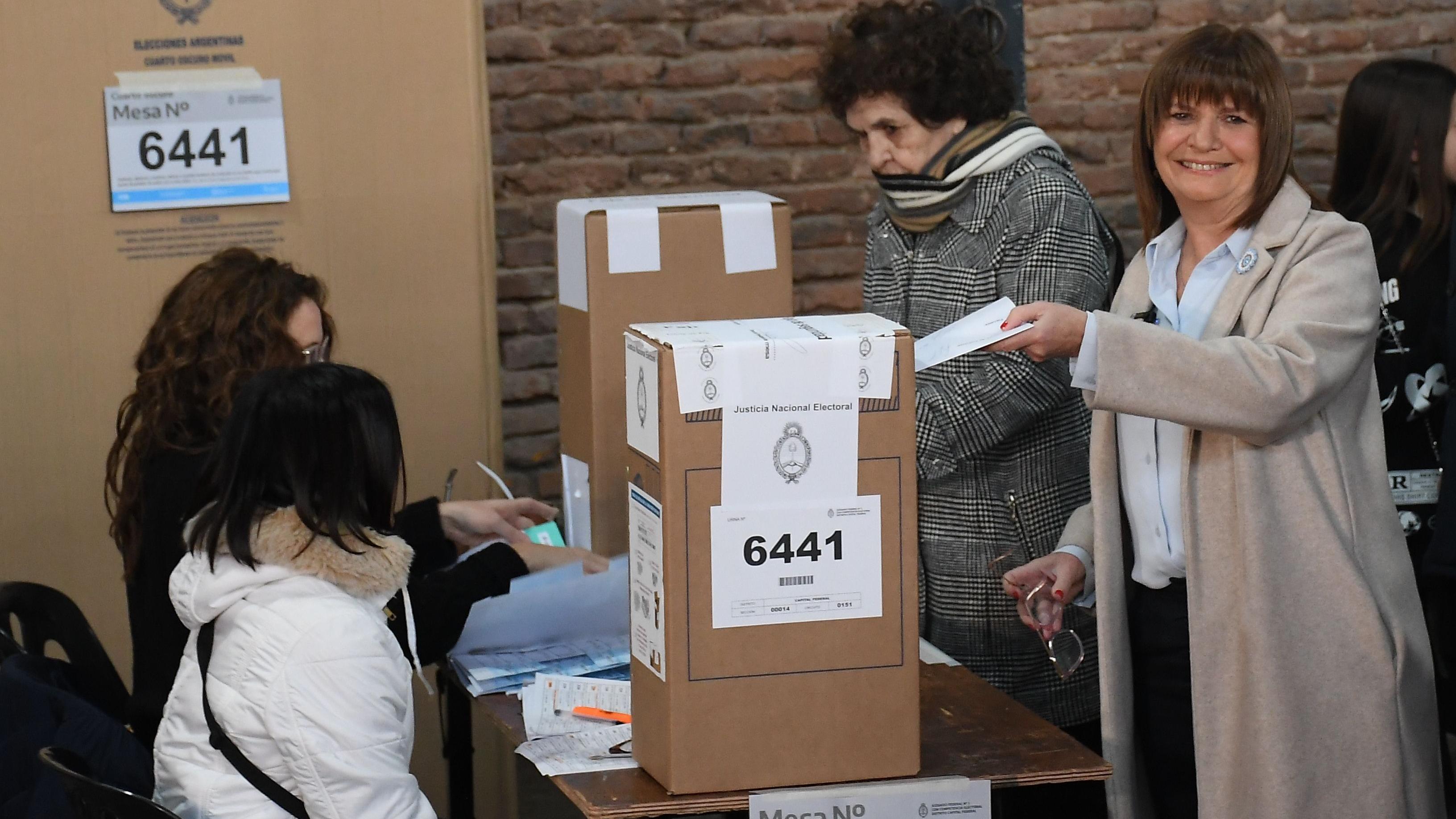 Así votó Patricia Bullrich tras los problemas técnicos con el voto electrónico (Rubén Paredes / Crónica).