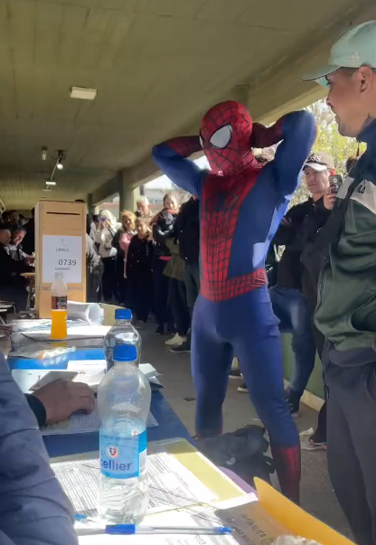 Un votante disfrazado de Spider Man sorprendió a todos en las Elecciones   <a href='https://www.cronica.com.ar/tags/PASO 2023'>PASO 2023</a> (Twitter/@MaiiPuente).