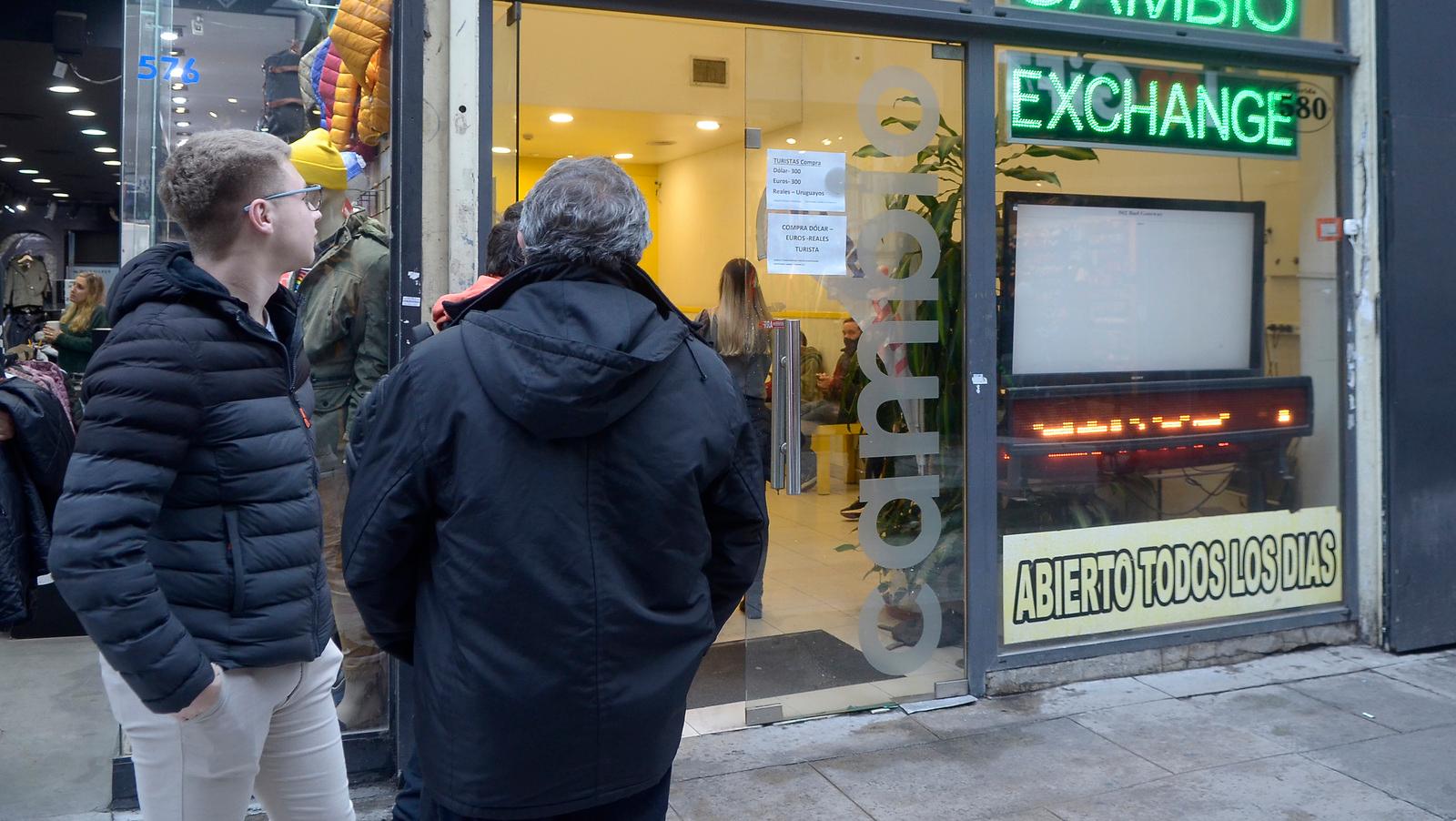 Luego de la suba del oficial y del blue del lunes, hay expectativa por ver cómo reaccionarán los mercados este martes (Crónica/Fernando Pérez Re/Archivo).