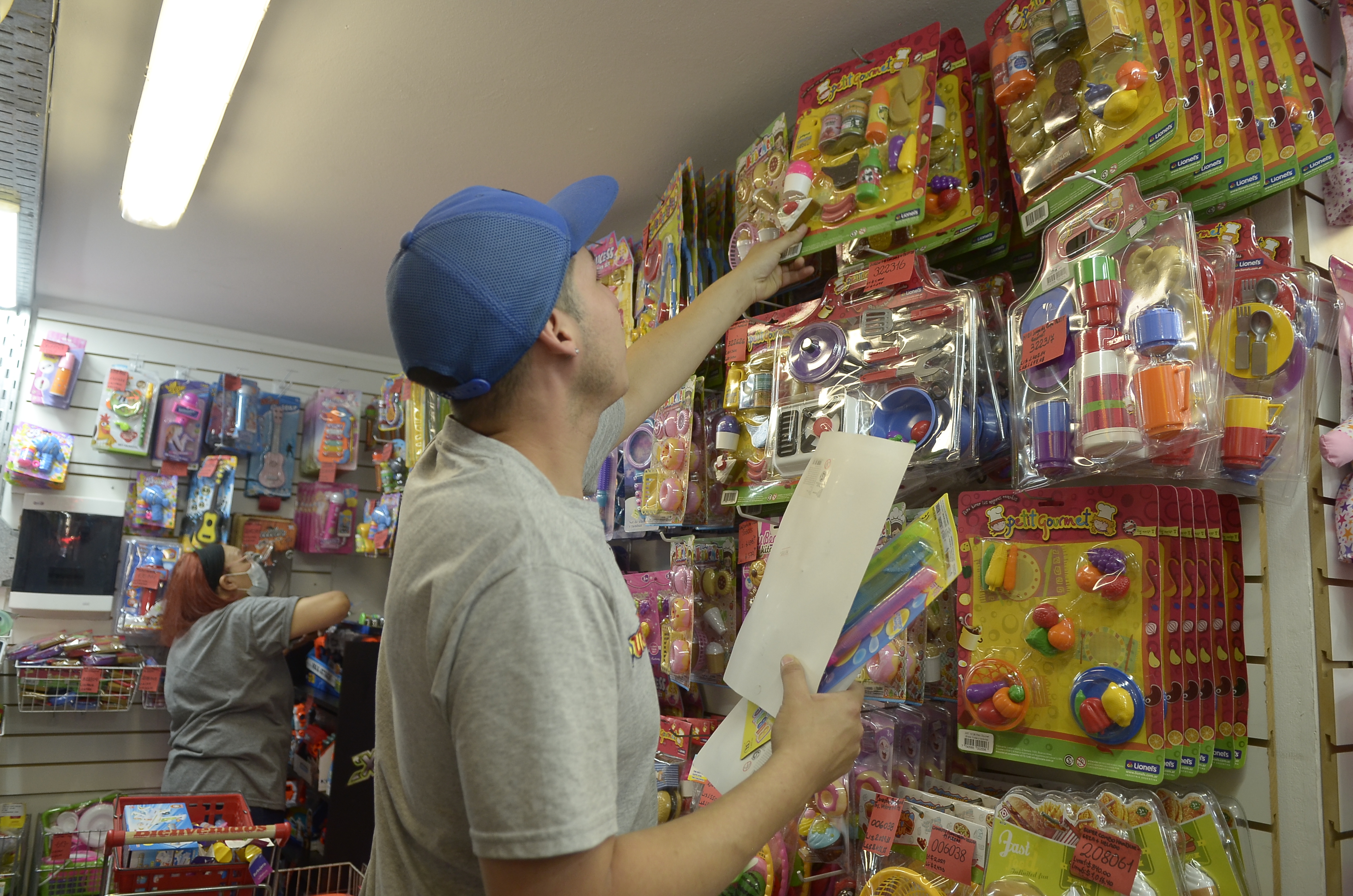 Comerciantes barriales consultados por este medio, aseguraron que “la gente recorre y pregunta, pero espera a comprar a último momento” (Foto Fernando Pérez Re).