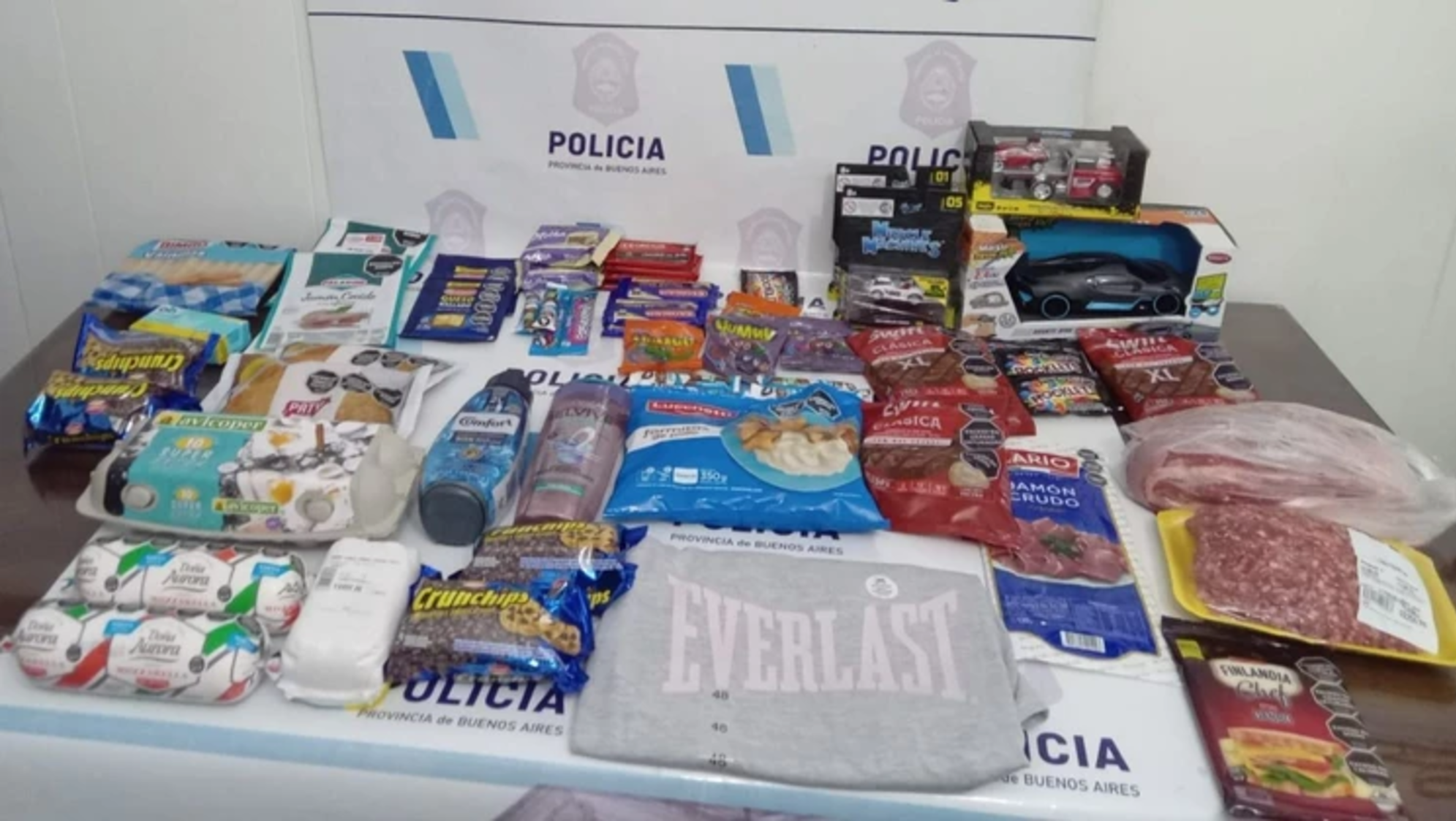 La mercadería secuestrada en poder de la detenida.